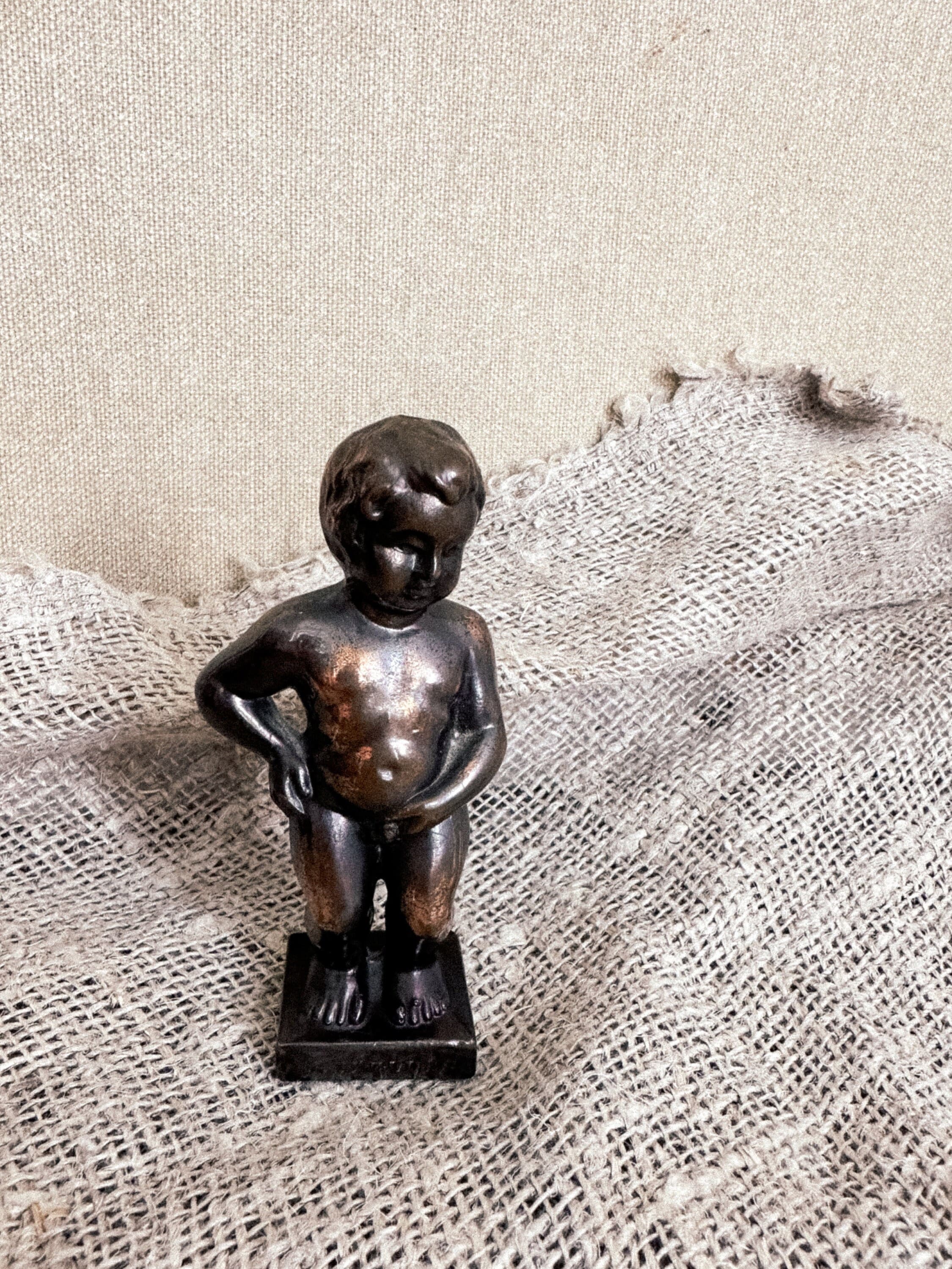 小さなブリュッセルの小便小僧の像 巨大な金属製の像 ミニチュア真鍮