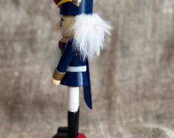 ヴィンテージのエルツ山地の兵士のくるみ割り人形：ドイツのクリスマス