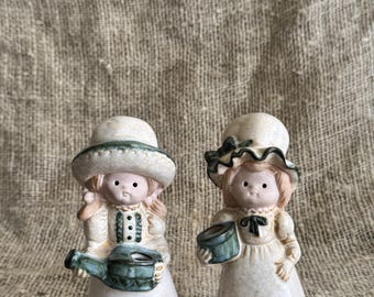 ゲーベル人形　西ドイツ製　陶器置物　1965年のレアな女の子輪キャンドルスタンド ドイツ ヴィンテージ 陶器人形 花束を持つ少女 フンメル人形 フィギュ