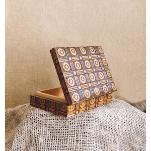 Caja de madera tallada a mano para guardar naipes vintage. Caja pequeña tallada. Caja de naipes vintage. Caja de madera para guardar naipes. Regalo para papá.