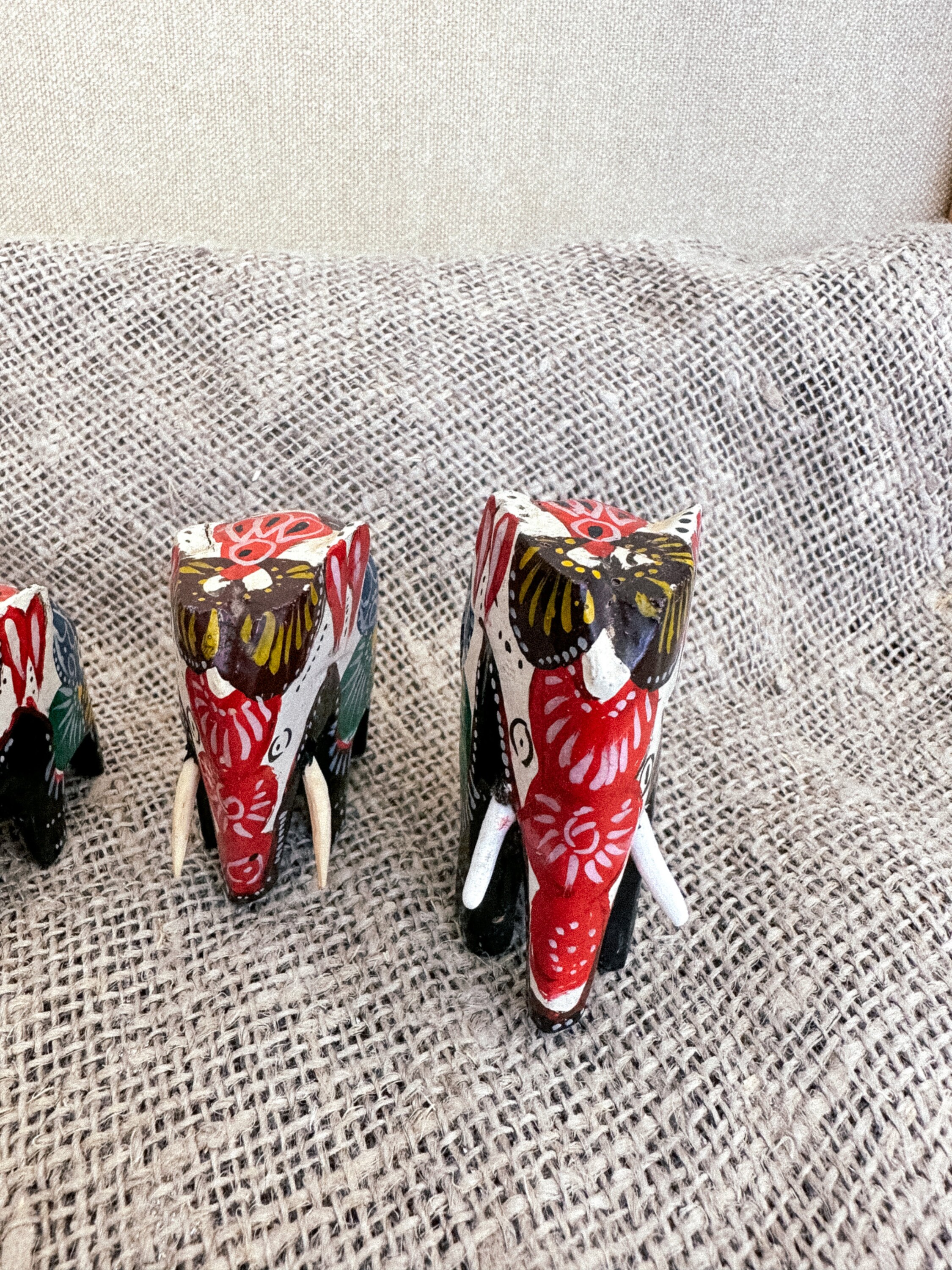 Poster Di Elefanti Con Palle. Fogli Di Elefanti Con Definizioni. Design