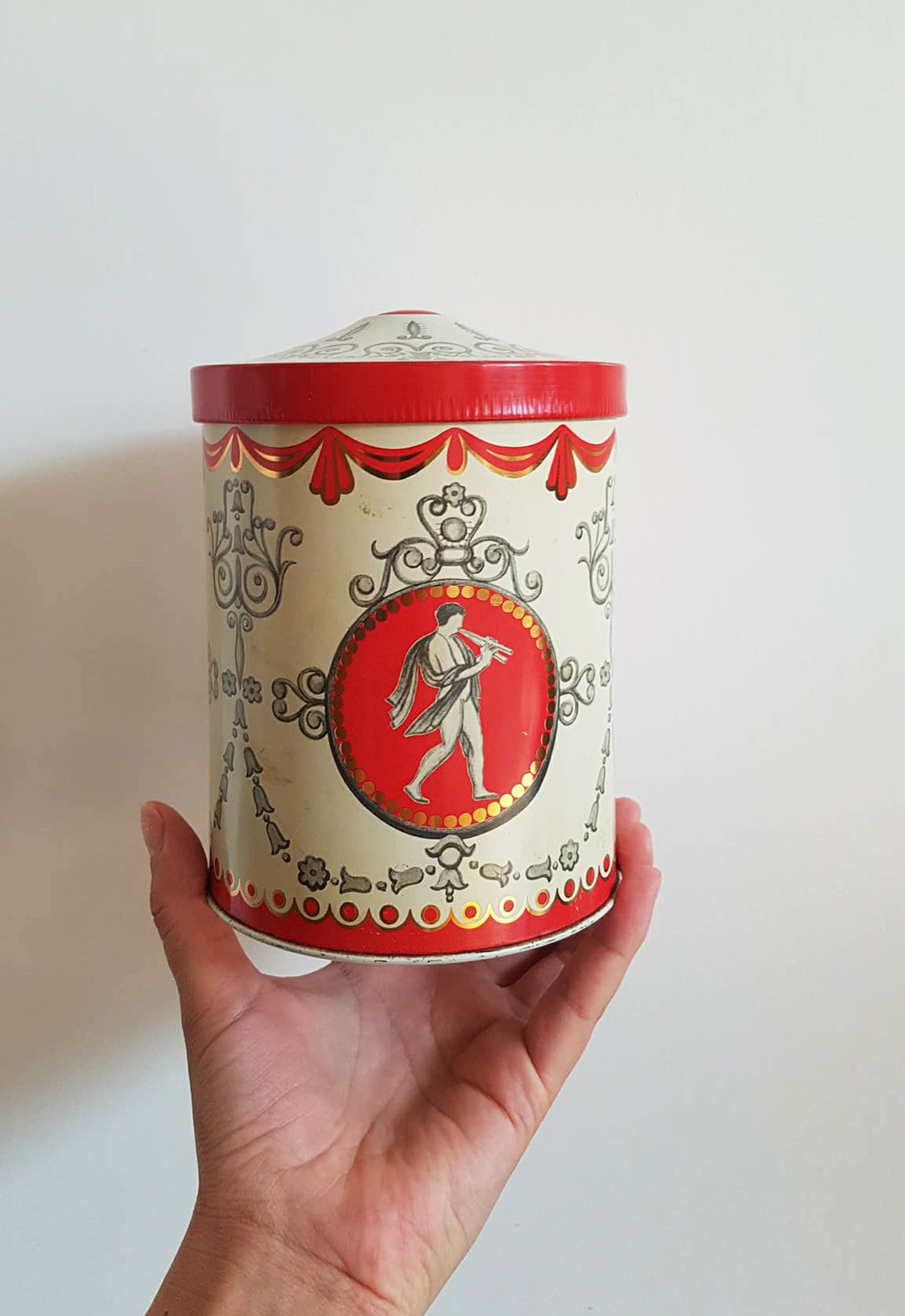 Collectible Tin Of Fried Chicken Flavored Candy - m1l51e0
