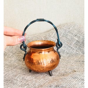 Vintage koperen ketel met handvat, kleine gehamerde koperen pot op driepoot, heksenachtige woondecoratie, wierookbrander, rustieke keukendecoratie