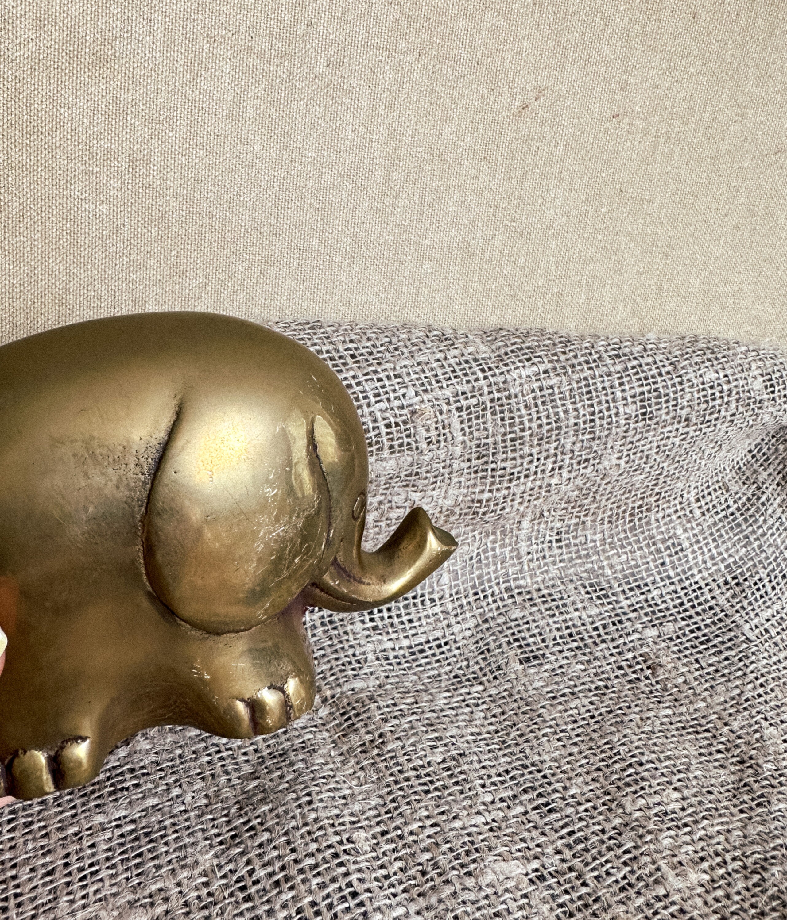 ヴィンテージ真鍮の象の置物：黄金のレトロ彫刻 - Etsy 日本