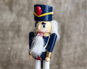 ヴィンテージのエルツ山地の兵士のくるみ割り人形：ドイツのクリスマス