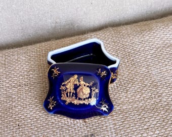 Pequeño plato para joyas de porcelana fina de Limoges, de estilo vintage francés, que representa a una "pareja de enamorados" clásica.