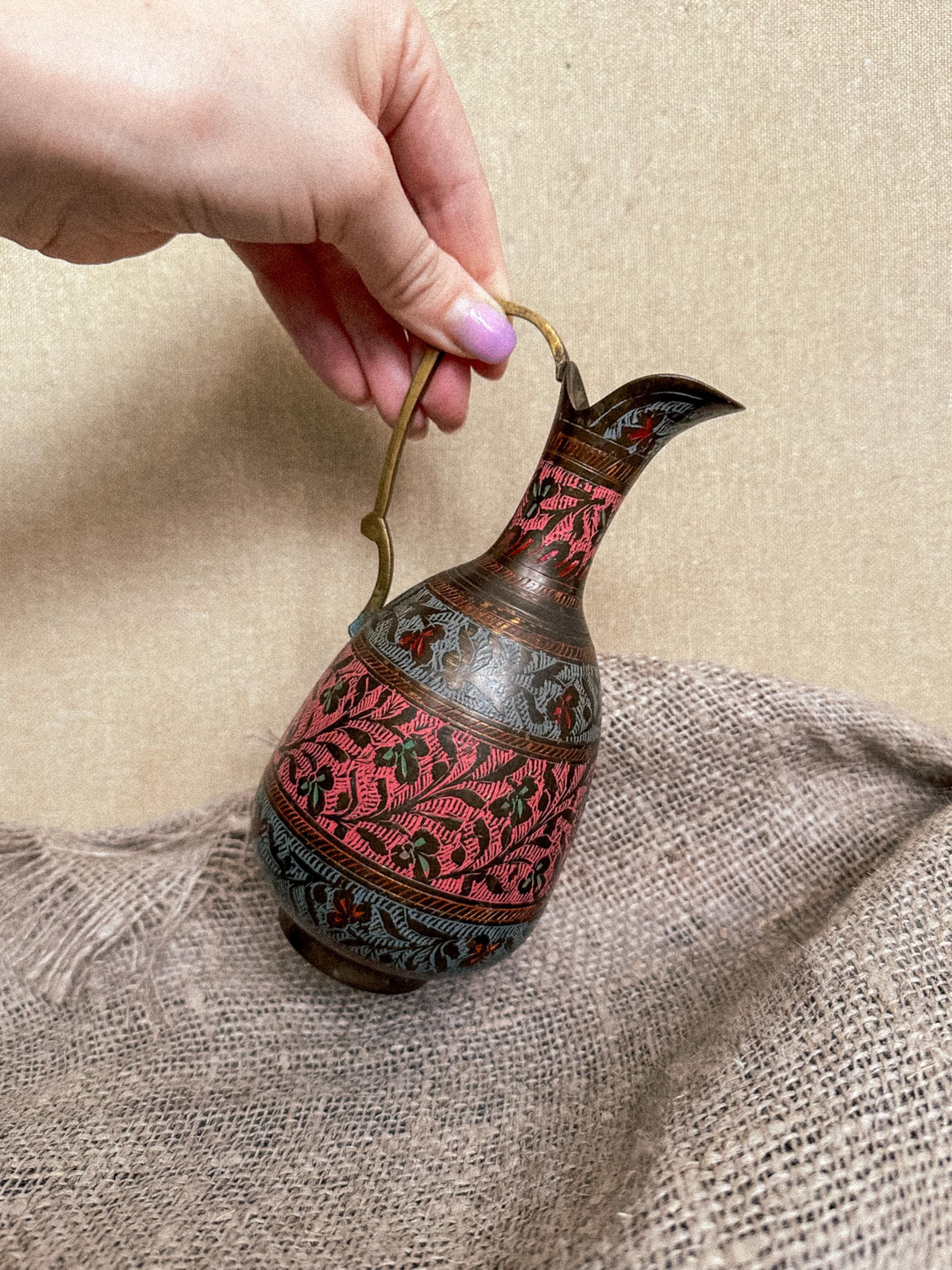 彫刻入り真鍮製ピッチャージャグ：ヴィンテージ花瓶、ミッド