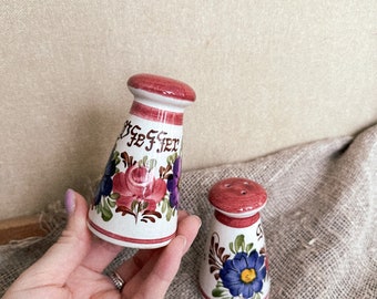 Vintage floral Salt and Pepper Mill Holder Retro floral Salt Pepper Shaker Set Keeper Housewarming gift Idea Vintage Farmhouse Kitchen decor