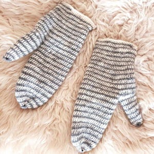 Handmade Nalbinding Wool Mittens. York Stitch. White and Grey.