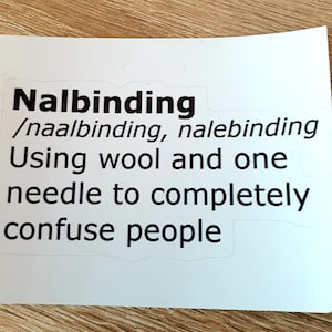 Nadelgebundene Definition. Naalbinding, Naalbinding, Humor. Nachstellung. Archäologie, Geschichte, Aufkleber, Schreibwaren, Studenten, Dekor.