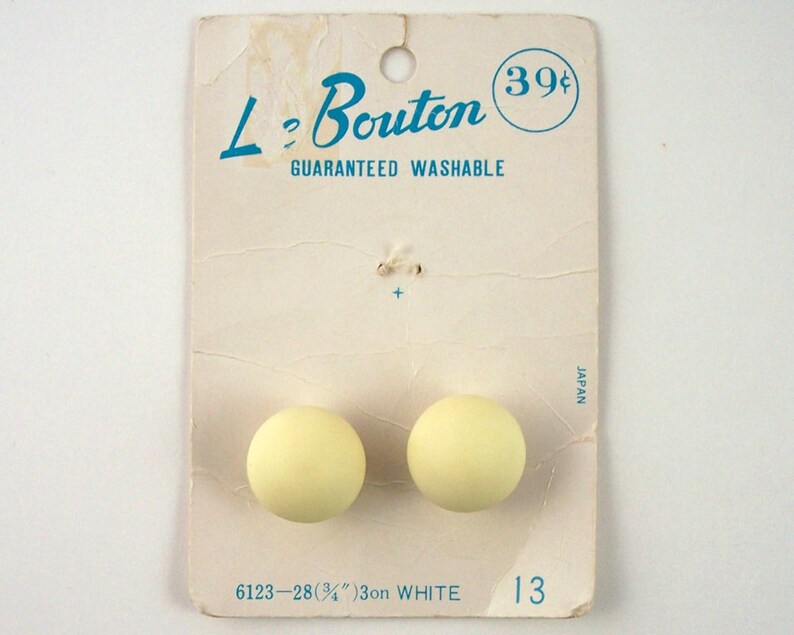 2 Light Cream Plastic Ball Buttons, 11/16 Dia., 18 Mm, Size 28, Shank