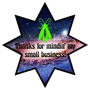 Peut inclure: Graphique en forme d'&eacute;toile avec un fond de galaxie et une silhouette d'insecte verte. Le texte dit "Thanks for mindin' my small business !" dans une police de caract&egrave;res grasse. L'&eacute;toile a une bordure noire.