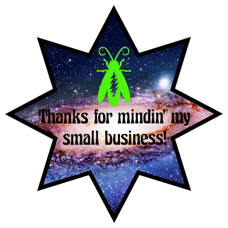 Peut inclure: Graphique en forme d'&eacute;toile avec un fond de galaxie et une silhouette d'insecte verte. Le texte dit "Thanks for mindin' my small business !" dans une police de caract&egrave;res grasse. L'&eacute;toile a une bordure noire.
