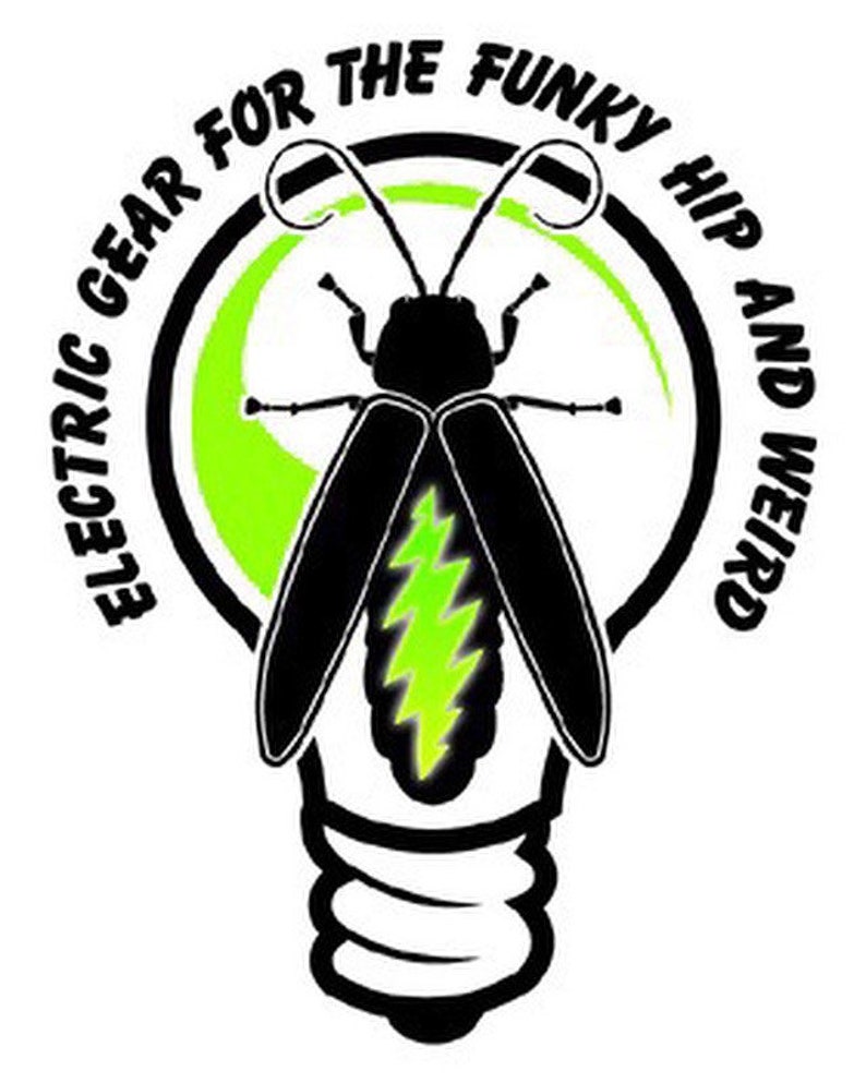 Peut inclure: Graphique noir et blanc d'un insecte dans une ampoule avec le texte "ELECTRIC GEAR FOR THE FUNKY HIP AND WEIRD". L'insecte a des ailes noires et un &eacute;clair vert.