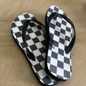 Women&#39;s Checkered Flip Flops