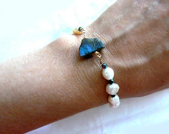 Flashy raw Labradorite pearls bracelet- Gold filled labradorite pearls bracelet- Freshwater pearls blue rough labradorite jewelry-Women gift