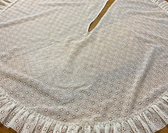 Vintage lace holiday    Christmas tree skirt , 43 inch diameter tree skirt, ruffled  edge  cottagecore grandma core