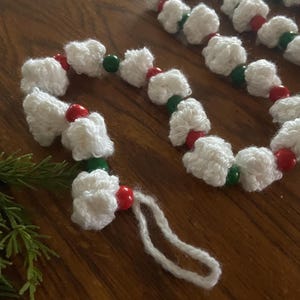 Handmade crochet yarn popcorn garland, Christmas holiday garland, Popcorn garland with green and red beads