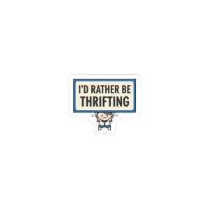 Może przedstawiać: Biała naklejka z niebieską obwódką i czarnym napisem "I'D RATHER BE THRIFTING". Postać z kreskówki trzyma znak. Postać ma na sobie niebieski strój i smutny wyraz twarzy.