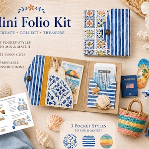 Könnte beinhalten: Ein Mini-Folio-Kit mit dem Text "CREATE COLLECT TREASURE". Das Kit enthält 3 Taschenstile, 21 filigrane Schnitte und druckbare Anweisungen. Das Bild zeigt einen Reisepass, Muscheln, eine kleine Handtasche und ein blau-weiß gestreiftes Folio.