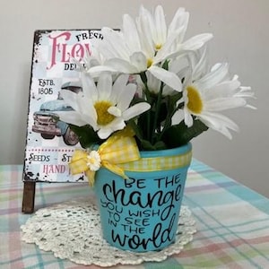 Wees de verandering die je in de wereld wilt zien mini keramische bloempot met madeliefjes tafeldecor voor de lente