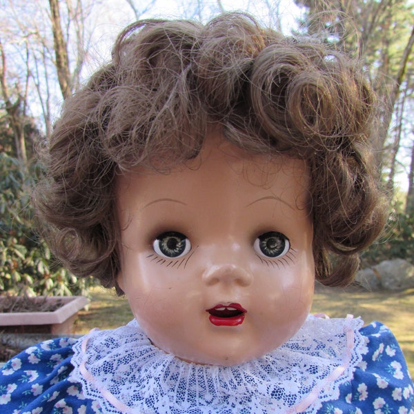 Jolie poupée Vintage aux cheveux bouclée