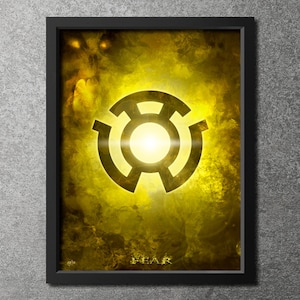 Op de afbeelding: Een geel en zwart symbool met het woord "FEAR" eronder. Het symbool is een cirkel met een U-vormig ontwerp erin. De achtergrond is een geel en wit abstract ontwerp.