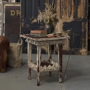 Antieke draadklostafel, draadklostafel, volkskunsttafel, vagebondkunst bijzettafel, houten bijzettafeltje, bijzettafeltje