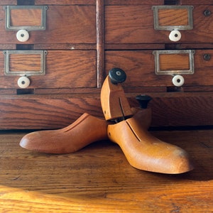 Paar antieke houten schoenvormen, scharnierende schoenvorm, houten leest, schoenvorm schoenmaker