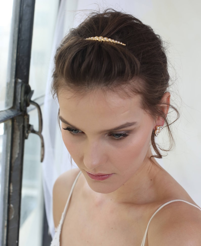 Gold hair piece Delicate hair comb Bridal hair accessories Pearl hair clip Wedding Jewellery Bride combs pearls vintage headpieces