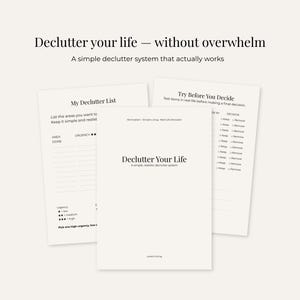 Op de afbeelding: Drie witte papieren documenten met tekst: "Declutter your life - without overwhelm", "My Declutter List" en "Try Before You Decide". Het centrale document luidt "Declutter Your Life". De documenten zijn gerangschikt op een lichtbeige achtergrond.