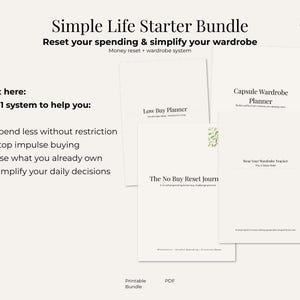 Op de afbeelding: Een Simple Life Starter Bundle met de tekst "Reset uw uitgaven en vereenvoudig uw garderobe". De bundel bevat een Low Buy Planner, Capsule Wardrobe Planner, The No Buy Reset Journ en Wear Your Wardrobe Tracker.