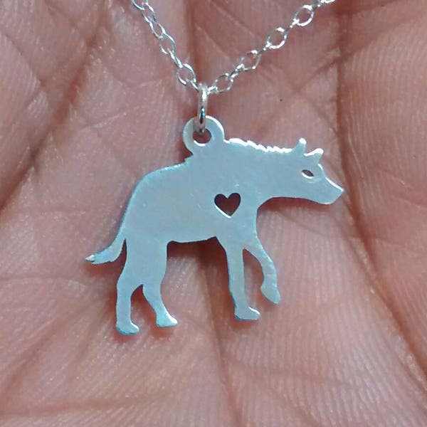Collar con colgante de hiena grabada, dije animal en plata de ley