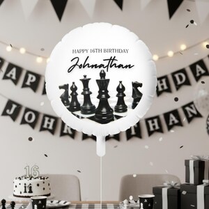 Peut inclure: Ballon rond blanc avec l'inscription "HAPPY 16TH BIRTHDAY Jonathan" et un motif de pièces d'échecs. Le ballon fait partie d'une scène de fête d'anniversaire avec un gâteau, des cadeaux et des décorations.