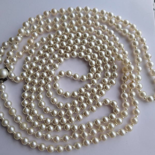 Deux colliers de perles de style long flapper
