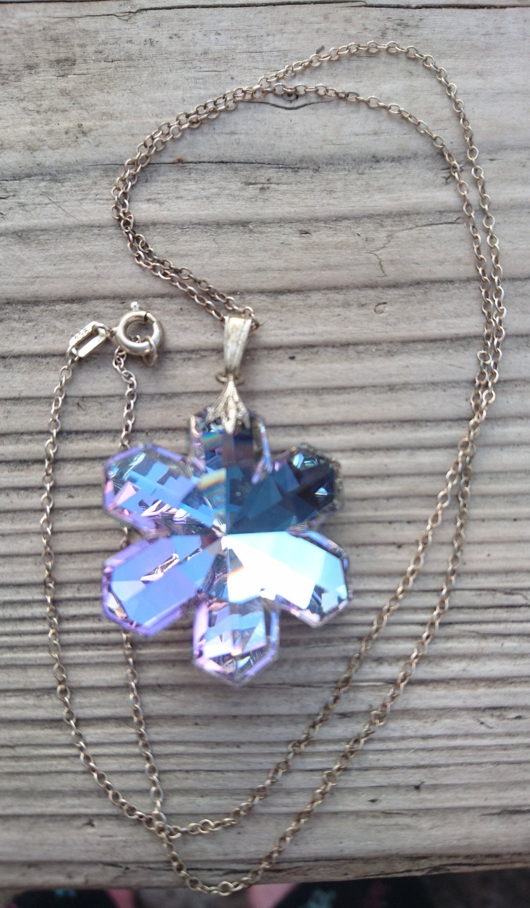 Pendentif Vintage Petite Fleur En émail Vert Et Jaune - Chaîne Couleur Or, Occasion Impeccable