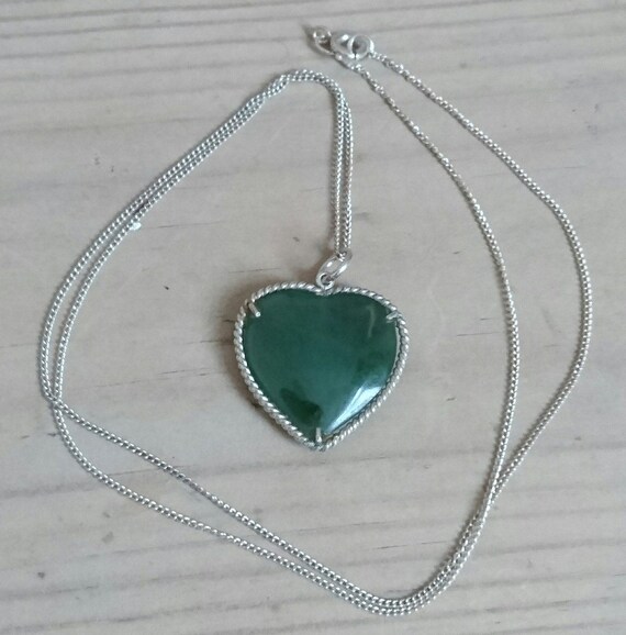 Vintage Heart Shaped Jade Pendant And Chain - Heart Shaped Jade Pendant Vintage Heart Shaped Jade Pendant And Chain - Heart Shaped Jade Pendant