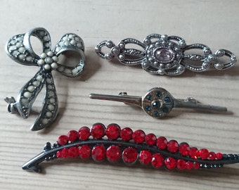 Lot of four vintage brooches