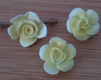 broche jaune de fleur de porcelaine de cru avec clip sur des boucles d’oreilles