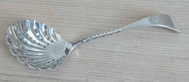 Vintage decorative mote spoon