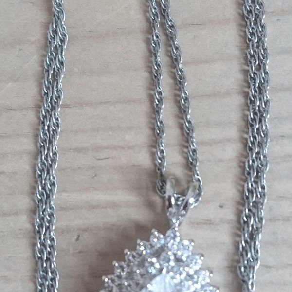 Grand pendentif et chaîne d’argent sterling et de DQCZ