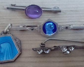 Three vintage bar brooches and a pendant