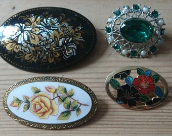 Lot of four vintage brooches