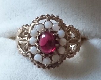 Vintage opal and garnet 9ct Gold ring