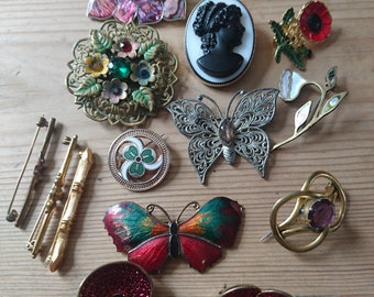 Lot of 14 different brooches