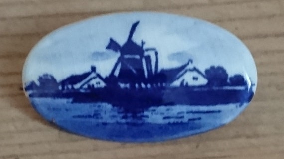 Vintage delft Dutch souvenir brooch