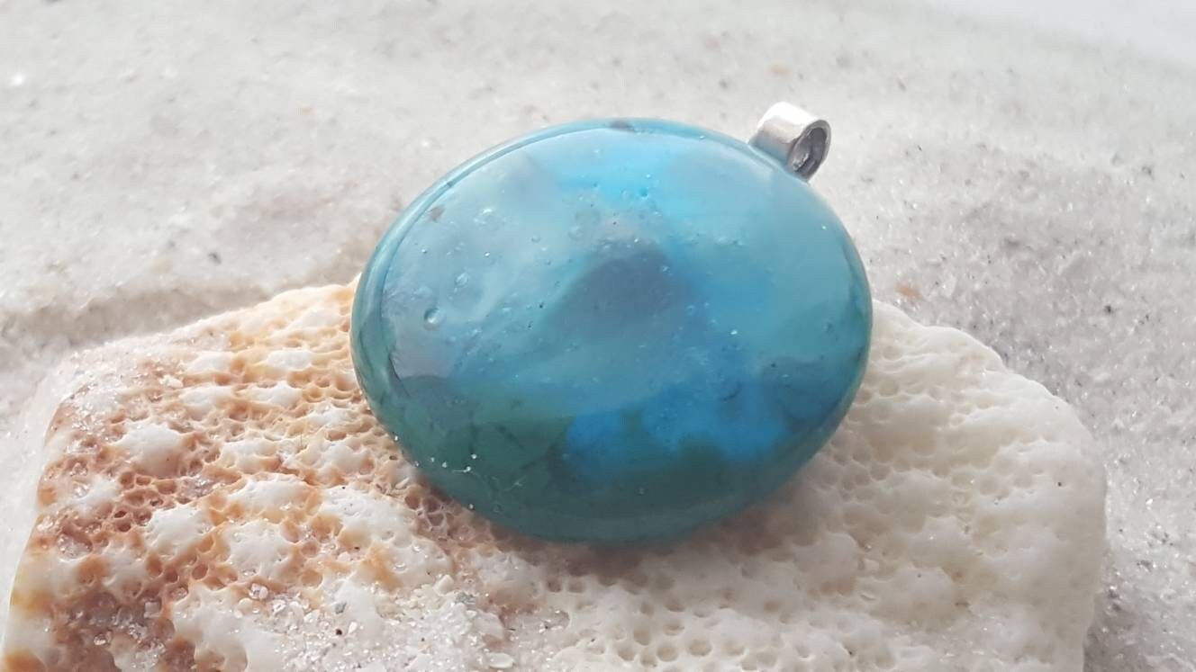 thumbnail image 2 of Vintage 16mm Intaglio Glass Swordfish Cabochon Bead Pendants – Ocean Theme, Brass Setting, 2 Pieces 2 of 5
