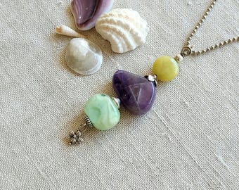 Collar con colgante de vidrio soplado a la cera perdida, color espuma de mar, amatista y serpentina, arena de la playa de Sanibel (cadena de bolas de 91 cm).