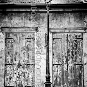 ニューオーリンズのドアと街灯柱 - NOLA - 白黒旅行写真 (4 サイズあり)