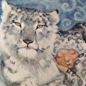 Op de afbeelding: Een aquarel schilderij toont een sneeuwluipaard en een kind. De luipaard heeft witte vacht met grijze vlekken en doordringende ogen. Het kind heeft gesloten ogen en rust zijn hoofd op de vacht van de luipaard. De achtergrond is blauw.